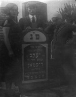 Autour de la tombe de Yenkel Ryfman, son pouse Shosha et deux de ses enfants, Mirla et Aron (photo prise avant la guerre).