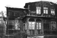 Une maison en bois  Miedzeszyn (photo : avril 2000).