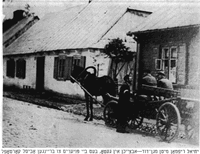 Yehiel [Chil] Ryfman, avec un brassard et l'toile, demande  des paysans d'apporter des pommes de terre.