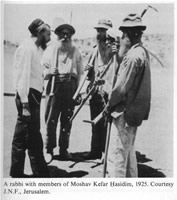 Un rabbin avec des membres du Moshav Kfar Hassidim, en 1925