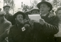 Le rabbin prononce un discours au cimetire, 1946.