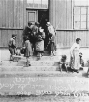 Des femmes et des enfants devant la cuisine collective finance par le Joint en 1940.