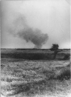 La fume au loin, vue de l'extrieur du camp.